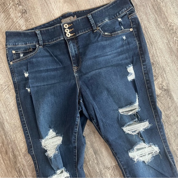 TORRID Jegging Skinny Super Soft High-Rise Deconstructed Jeans - Picture 6 of 12